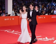[ST포토] 백아연-진영, 떨리는 레드카펫 (부산국제영화제)