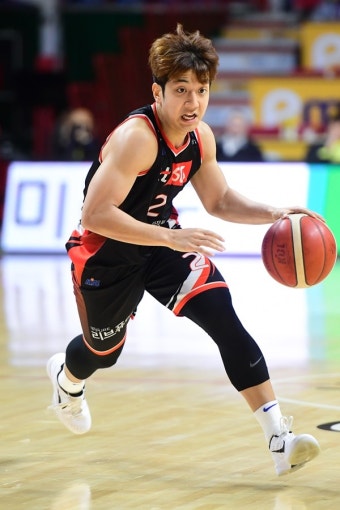 '허훈 결정적 3점포' KT, KCC에 85-79 승리
