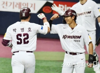 '박병호·이정후 홈런' 키움, 홈 개막전서 한화 제압