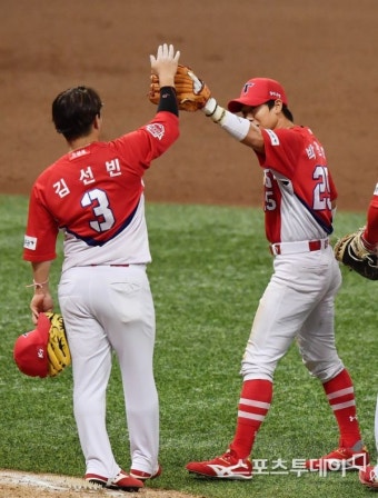 [ST포토] 김선빈, '박찬호 나이스!'
