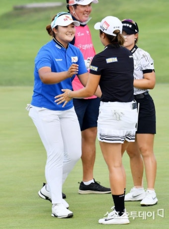 [ST포토] '우승' 유해란, '준우승 이정은과 따뜻한 인사'