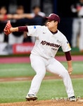 [ST포토] 9회 마운드 오른 키움 김재웅