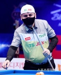 [ST포토] 로빈슨 모랄레스, '시선은 당구공'
