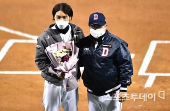 [ST포토] 김태형 감독 '1500경기 출전한 오재원 축하'