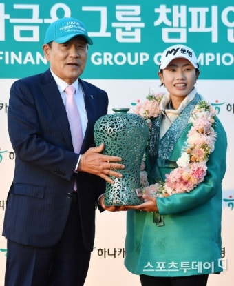 [ST포토] '우승' 안나린, 묵직한 트로피 들고