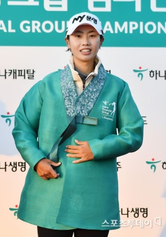 [ST포토] 안나린, '우승 한복도 잘 어울리죠?'
