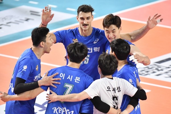한국전력, 삼성화재 꺾고 남자배구 개막 2연승 차지!