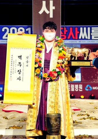 장성우, 정경진 꺾고 설날 장사씨름대회 백두장사 등극