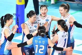 '러츠 22점' GS칼텍스, 한국도로공사에 셧아웃 승리…선두 흥국생명과 2점 차