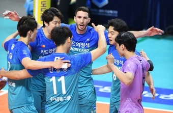'4연승' 우리카드, 선두 대한항공에 셧아웃 승리…2위 점프