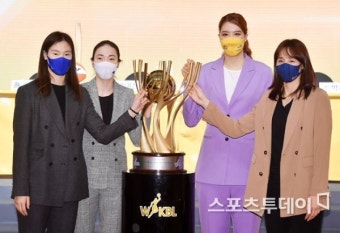 [ST포토] 배혜윤 박혜진 박지수 김단비, '챔피언 트로피를 향한 대결'