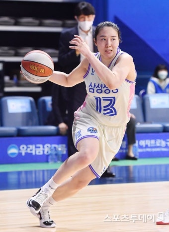 [ST포토] 삼성생명 김단비, '재빠르게 방향을 바꾸고'