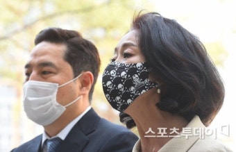 [ST포토] 질문에 답하는 강용석 변호사-김부선