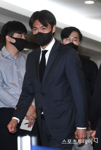 [ST포토] 홍명보 감독 '동료 故 유상철 빈소 찾아'