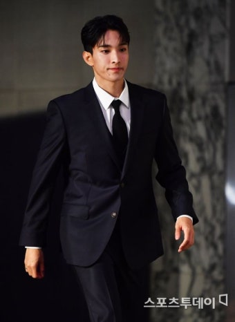 [ST포토] 세븐틴 도겸, '긴장되네~'