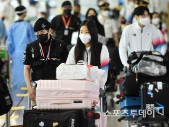[ST포토] 신유빈, 올림픽 끝내고 귀국하는 '최연소' 대표팀 선수