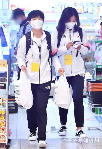 [ST포토] 김효주-고진영, '배고파요.. 양손 가득 편의점 쇼핑'