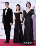 [ST포토] 유아인-김신록-김현주, '함께 손을 잡고'(부산국제영화제)