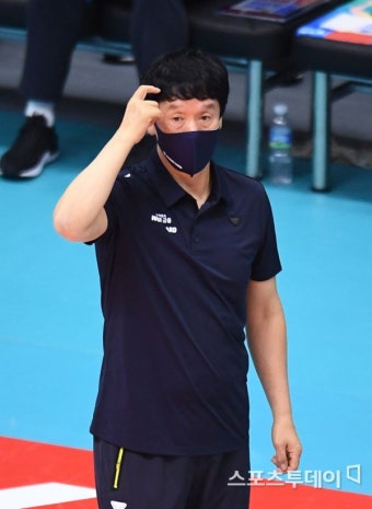 개막전 나서는 우리카드 신영철 감독 