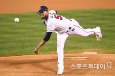 '미란다 14승' 두산, '구자욱 퇴장' 삼성에 완승