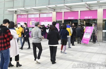 [ST포토] 흥국생명 홈 개막전에 줄서서 입장하는 팬들