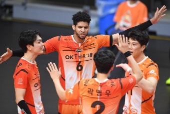 '레오 42점' OK금융그룹, 풀세트 접전 끝 현대캐피탈 격파