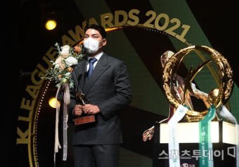[ST포토] 주민규 '뜨거운 응원에 힘입어 상 받았어요'