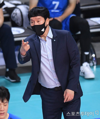 [ST포토] 신영철 감독 '2번 작전으로'