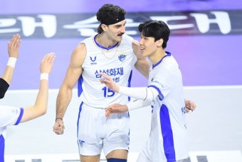 '러셀 트리플크라운' 삼성화재, 풀세트 끝에 대한항공 제압