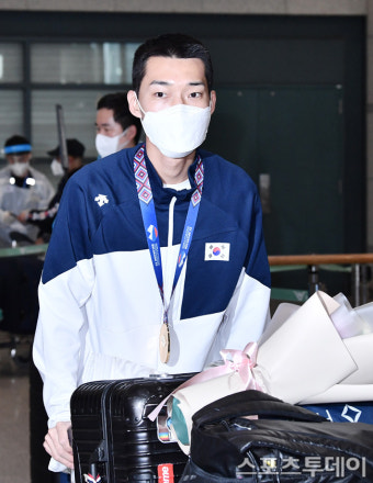 [ST포토] 금메달 걸고 귀국하는 우상혁