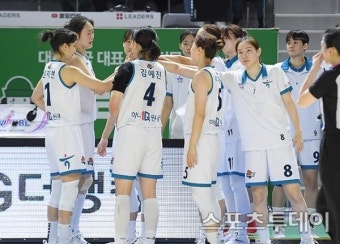 '외곽슛 폭발' 하나원큐, 삼성생명 꺾고 유종의 미…삼성생명은 PO 좌절