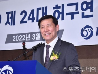 [ST포토] 인사말 하는 허구연 신임 총재