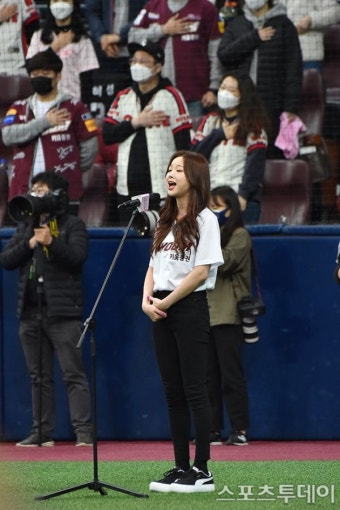[ST포토] 솔지 '개막전 애국가 제창'