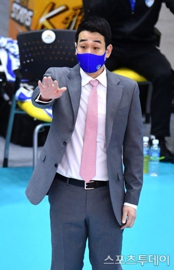 삼성화재, '원클럽맨' 고희진 감독과 작별…새 감독 뽑는다