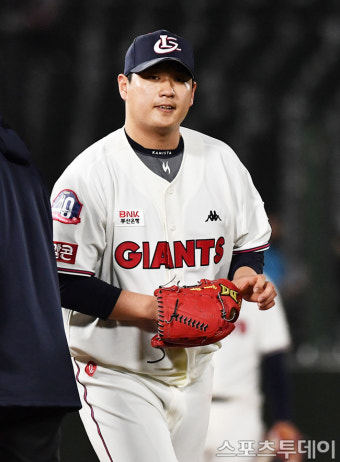 [ST포토] 6회 마운드 내려오는 롯데 나균안