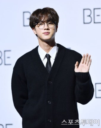 방탄소년단 진, 손가락 봉합 수술 