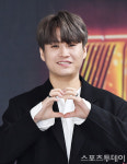 [ST포토] 김기태, 싱어게인2 우승자의 하트