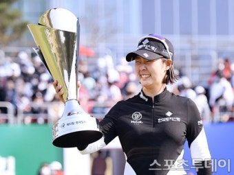 [ST포토] 박지영 '한 손으로 든 트로피'