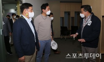 [ST포토] 잠실구장 둘러보는 허구연 총재-오세훈 서울 시장