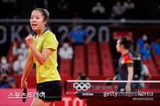 부상 후 첫 복귀 신유빈, 피더시리즈 32강전서 완승