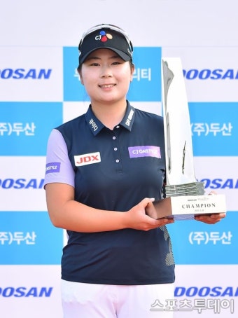 홍정민, KLPGA 투어 세 번째 라운드에서 단독 선두로 우승 경쟁 벌여