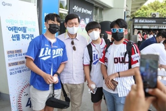 허구연 KBO 총재, 29일 '어린이 팬 데이' 맞아 직접 야구공 선물