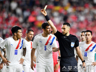 [ST포토] 파라과이 실바에게 경고주는 심판