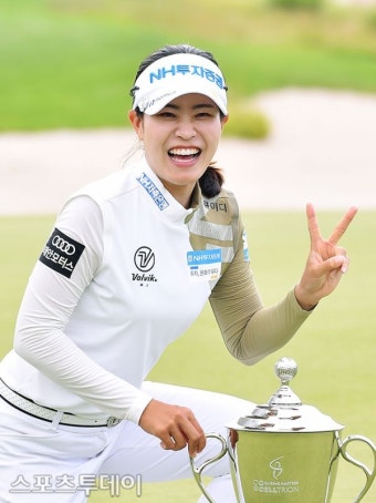 [ST포토] 박민지 '트로피 앞에서 함박웃음'