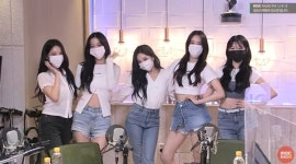 정희 프로미스나인 스테이 디스 웨이 뮤비, 서로 얼굴 보며 감탄