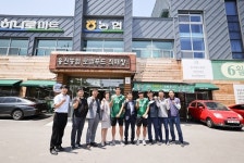 전북현대, 후원의 집 일일 점원 변신…팬 사인회 가져