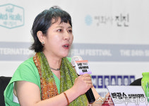[ST포토] 박광수 집행위원장, 故 강수연 배우 공로패 수여한다