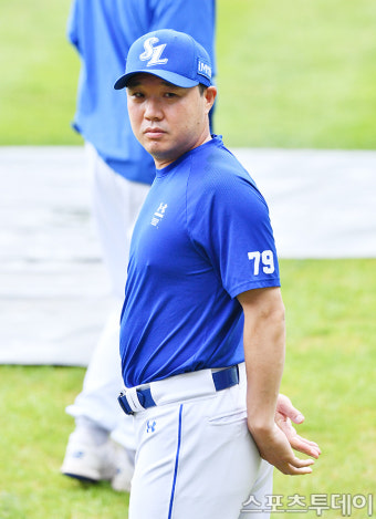 [ST포토] 그라운드에 오른 삼성 박진만 감독대행