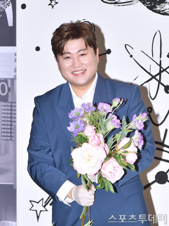[ST포토] 김호중 '꽃들고 환한 미소'