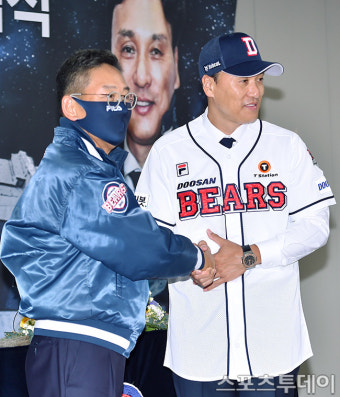 [ST포토] 이승엽 감독 '전풍 대표와 기념촬영'